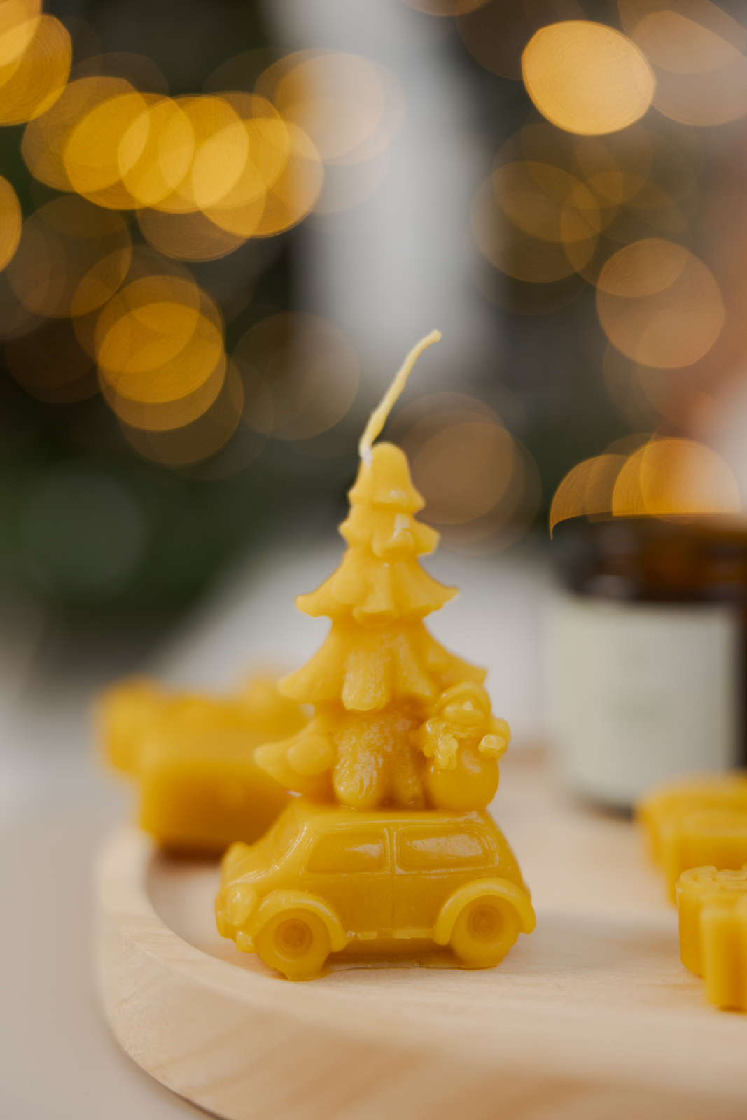Świeca z wosku pszczelego-Samochód z choinką.