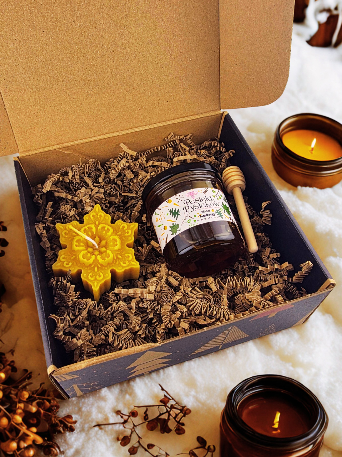 Magia Świąt. Zestaw prezentowy miodu z łyżeczką oraz świecą z prawdziwego wosku pszczelego
