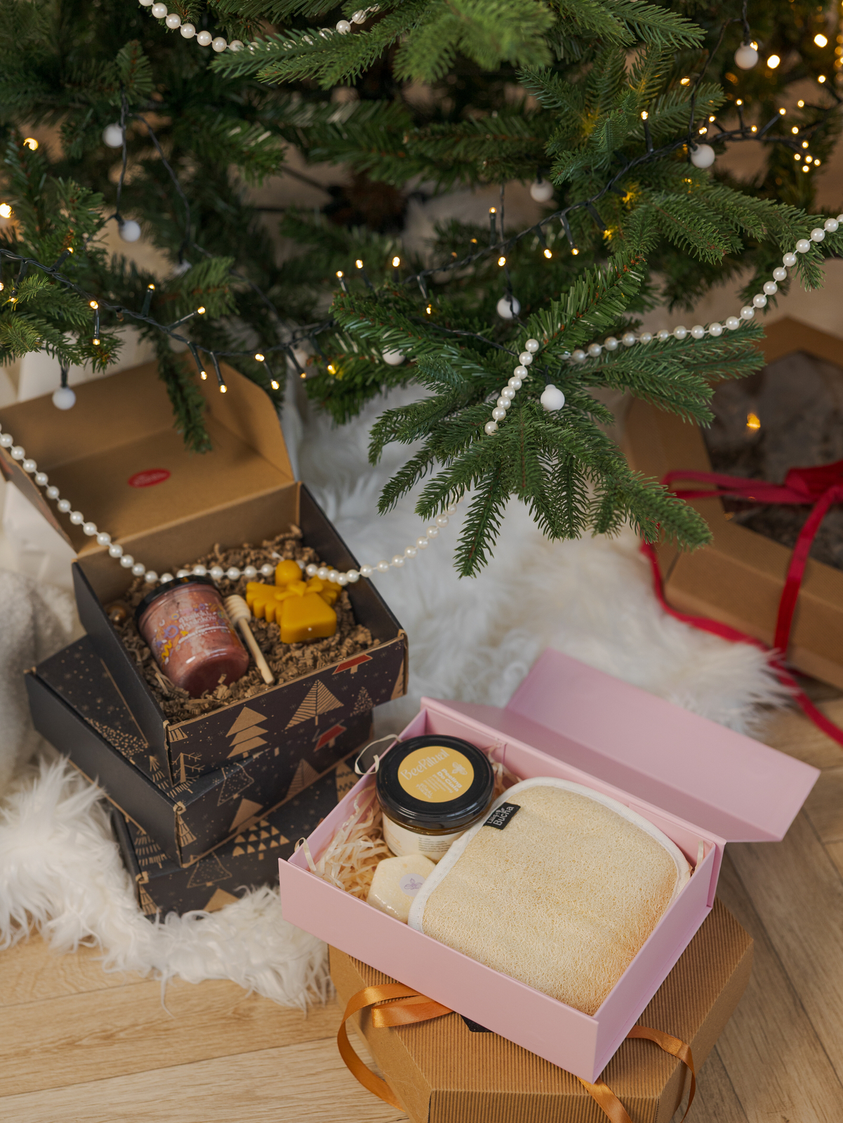 Magia Świąt. Zestaw prezentowy miodu z łyżeczką oraz świecą z prawdziwego wosku pszczelego