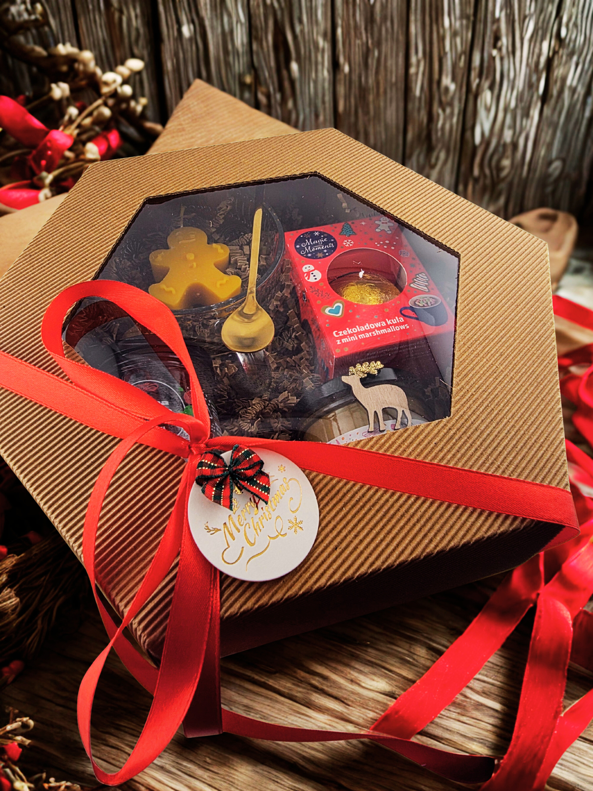 Prezent pod CHOINKĘ. Czekoladowa kula z piankami, Miód, Świeca z wosku pszczelego, kryształowy kubek z piernikową łyżeczką, Zimowa Herbata.