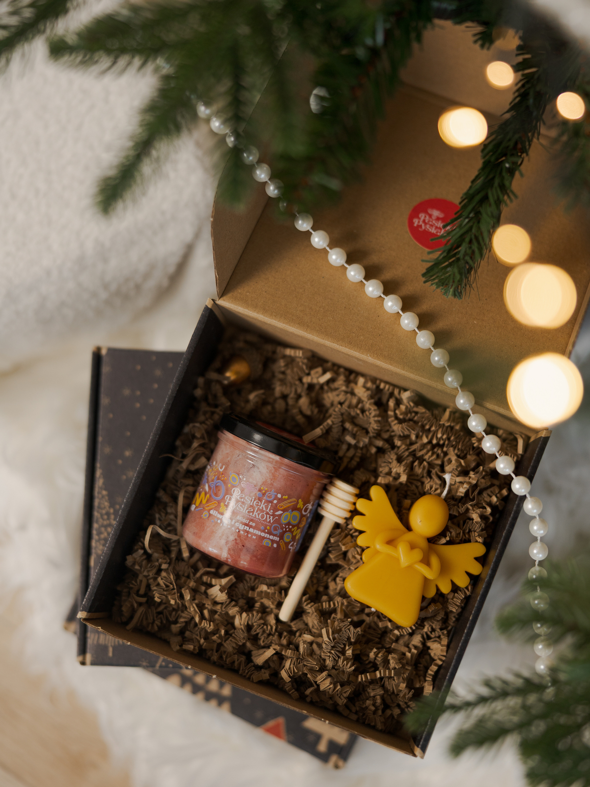 Magia Świąt. Zestaw prezentowy miodu z łyżeczką oraz świecą z prawdziwego wosku pszczelego