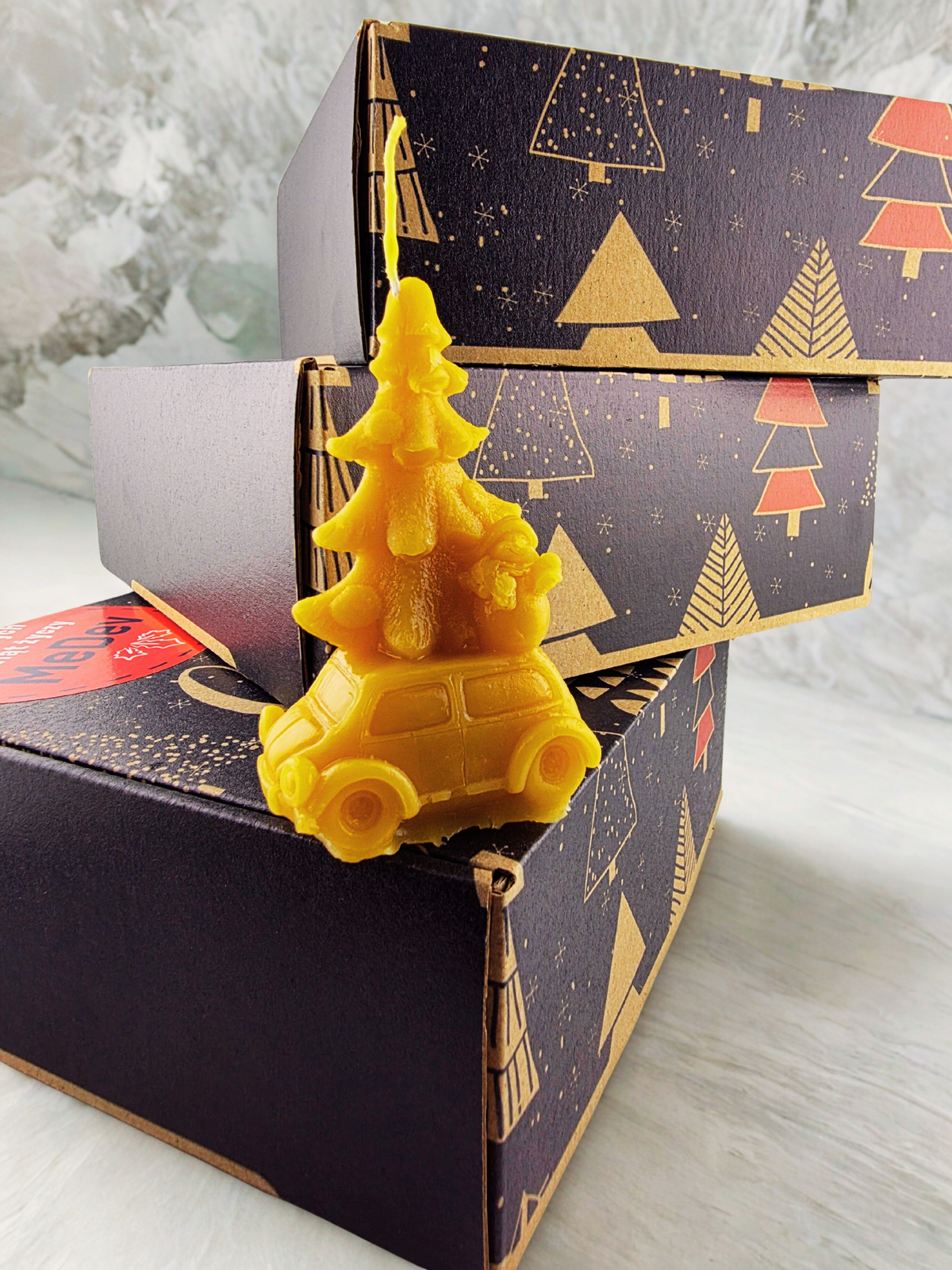 Świeca z wosku pszczelego-Samochód z choinką.