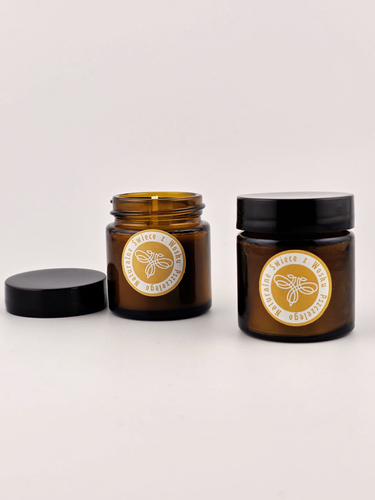 Mała Świeca z naturalnego wosku pszczelego w słoiku.