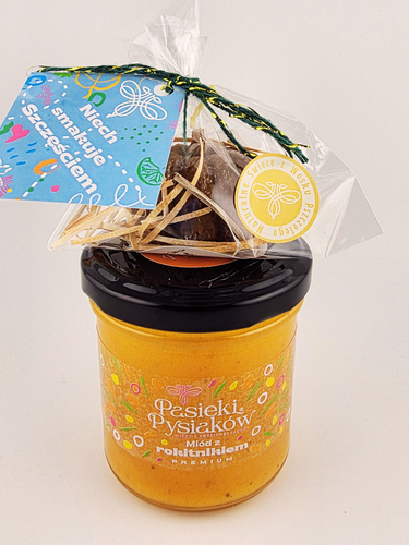 Zestaw prezentowy małego miodu z łyżeczką, zawieszką i świecą.