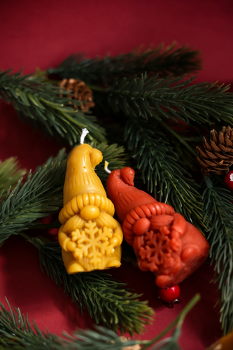 Świeca z wosku pszczelego-Skrzat Świąteczny.