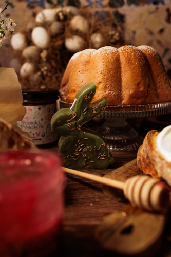 Świeca z naturalnego wosku pszczelego - królik wielkanocny zielony