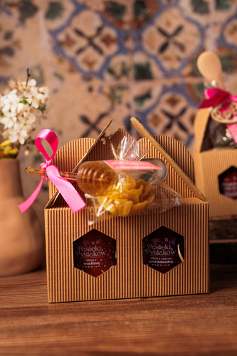 Zestaw prezentowy dwóch miodów z łyżeczką, zawieszką oraz świecą z prawdziwego wosku pszczelego