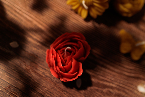 Świeca z naturalnego wosku pszczelego - kwiat piwonii czerwony