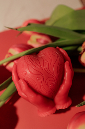 Świeca z naturalnego wosku pszczelego - serce w dłoniach