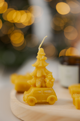 Świeca z wosku pszczelego-Samochód z choinką.