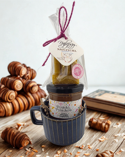 Prezent na Dzień Nauczyciela. Zestaw prezentowy małego miodu z kubkiem i łyżeczką oraz świecą z prawdziwego wosku pszczelego