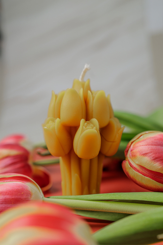 Świeca z naturalnego wosku pszczelego - kwiaty