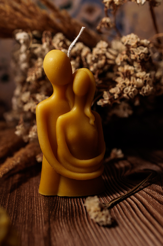 Świeca z naturalnego wosku pszczelego - zakochani