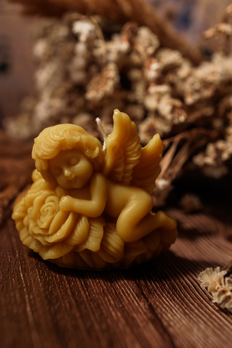 Świeca z naturalnego wosku pszczelego - Anioł na skale.