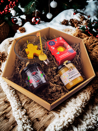 Prezent pod CHOINKĘ. Czekoladowa kula z piankami, Miód, Świeca z wosku pszczelego, kryształowy kubek z piernikową łyżeczką, Zimowa Herbata.