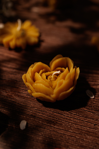 Świeca z naturalnego wosku pszczelego - kwiat piwonii