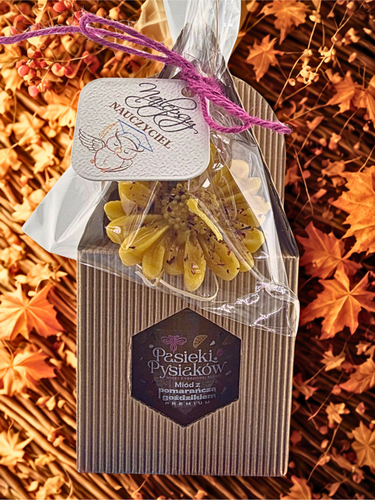 Zestaw prezentowy małego miodu z łyżeczką, zawieszką i świecą.