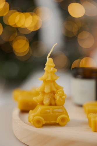 Świeca z wosku pszczelego-Samochód z choinką.