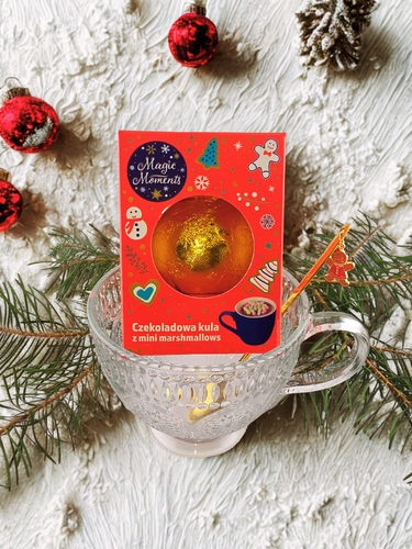 Prezent pod Choinkę. Zestaw prezentowy Czekoladowa Kula z piankami,  kubkiem, łyżeczką piernikową i świecą z naturalnego wosku pszczelego.
